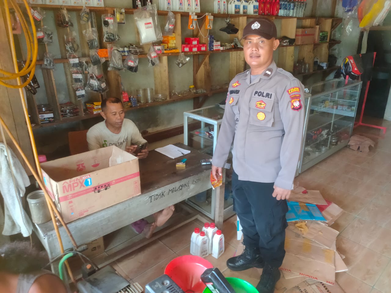 Patroli Siang Humanis, Polisi Temui Warga dan Pemilik Toko Onderdil  Temui Warganya di saat Patroli, Polisi Sampaikan Pesan Kamtibmas