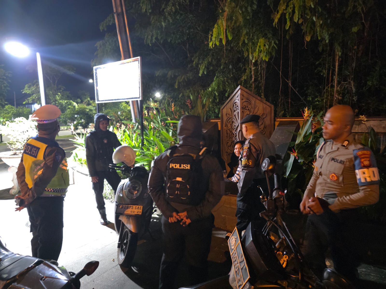 Patroli Enggang Polresta Pontianak Bubarkan 2 Remaja yang Nongkrong di Jalan Ahmad Yani