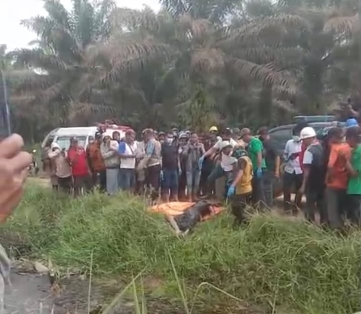 BREAKING NEWS: Warga Geger Penemuan Mayat Pria Berpeci Putih di Parit Jalan Perusahaan Kubu Raya