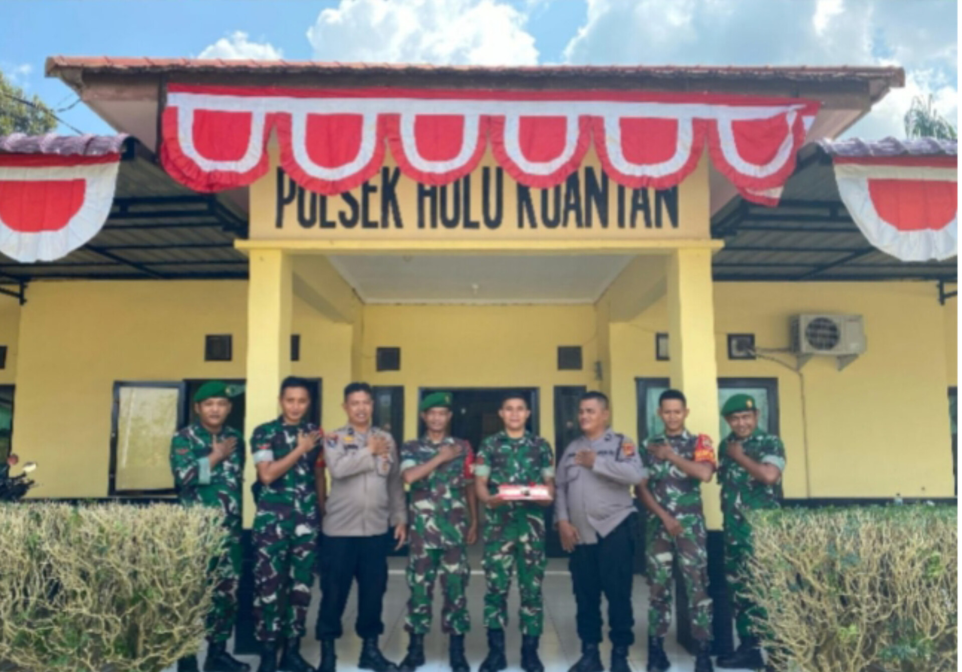 Kapolres Kuansing Apresiasi Kejutan TNI di Hari Bhayangkara ke-79 Koramil Jajaran Kodim Kuantan Singingi Beri Kejutan, Sinergitas TNI-Polri Kian Solid