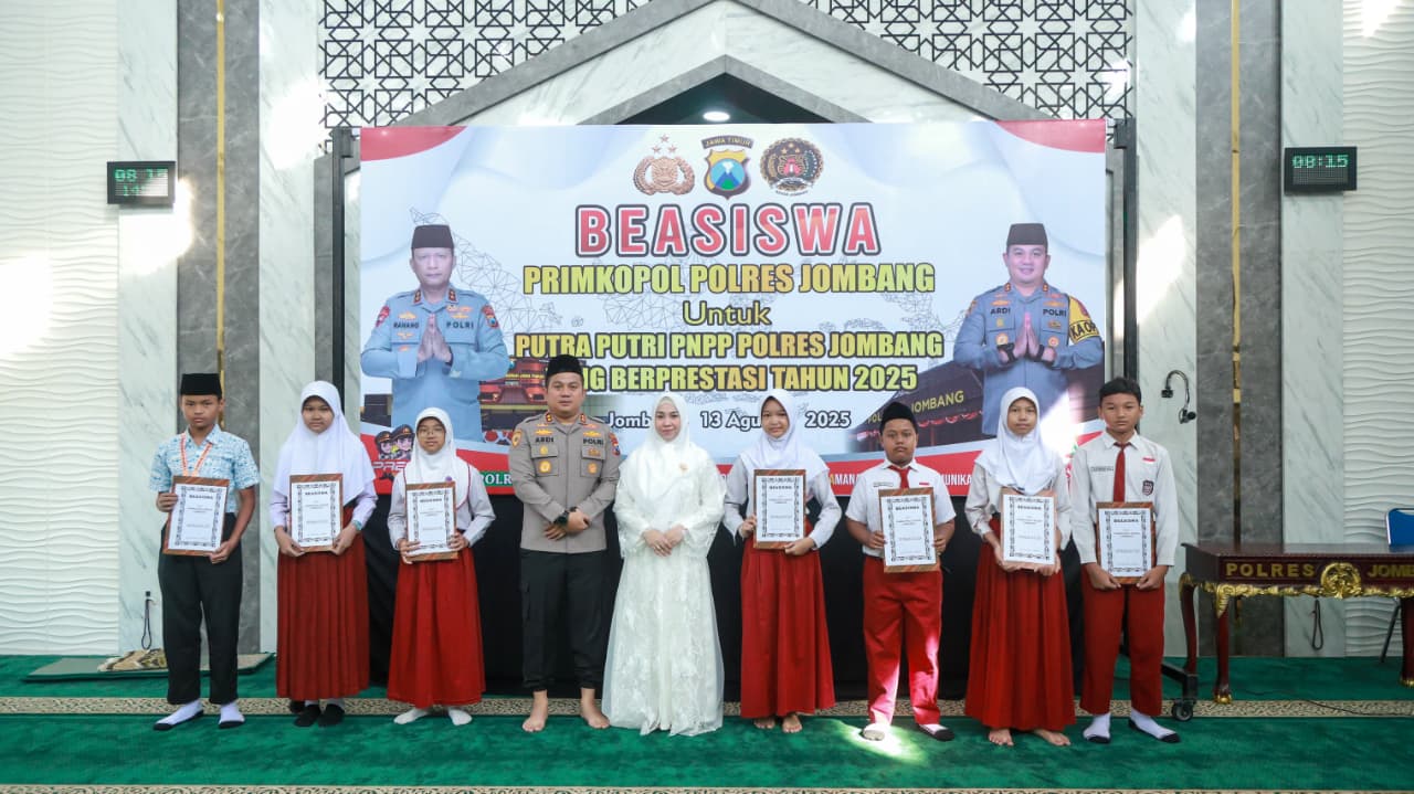 Kapolres Jombang Berikan Beasiswa kepada Putra-Putri Pegawai Negeri Pada Polri yang Berprestasi