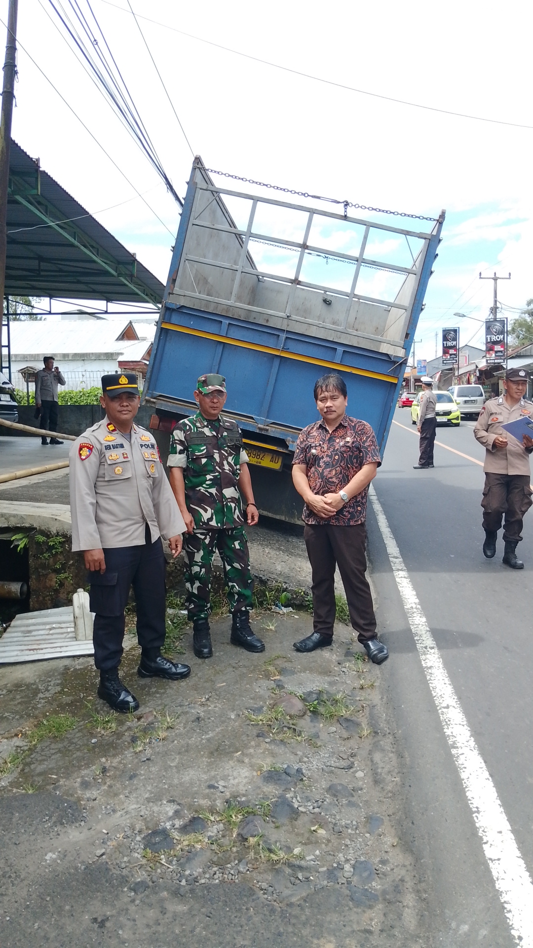 Kapolsek dan Camat Kawangkoan Tertibkan Antrian di SPBU Kawangkoan
