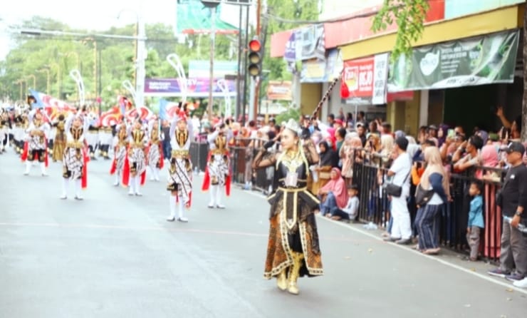 Semangati Peserta, Pejabat Daerah Rela Basah Kuyup. Kebersamaan Warnai Jombang Culture Marching Competition 2025