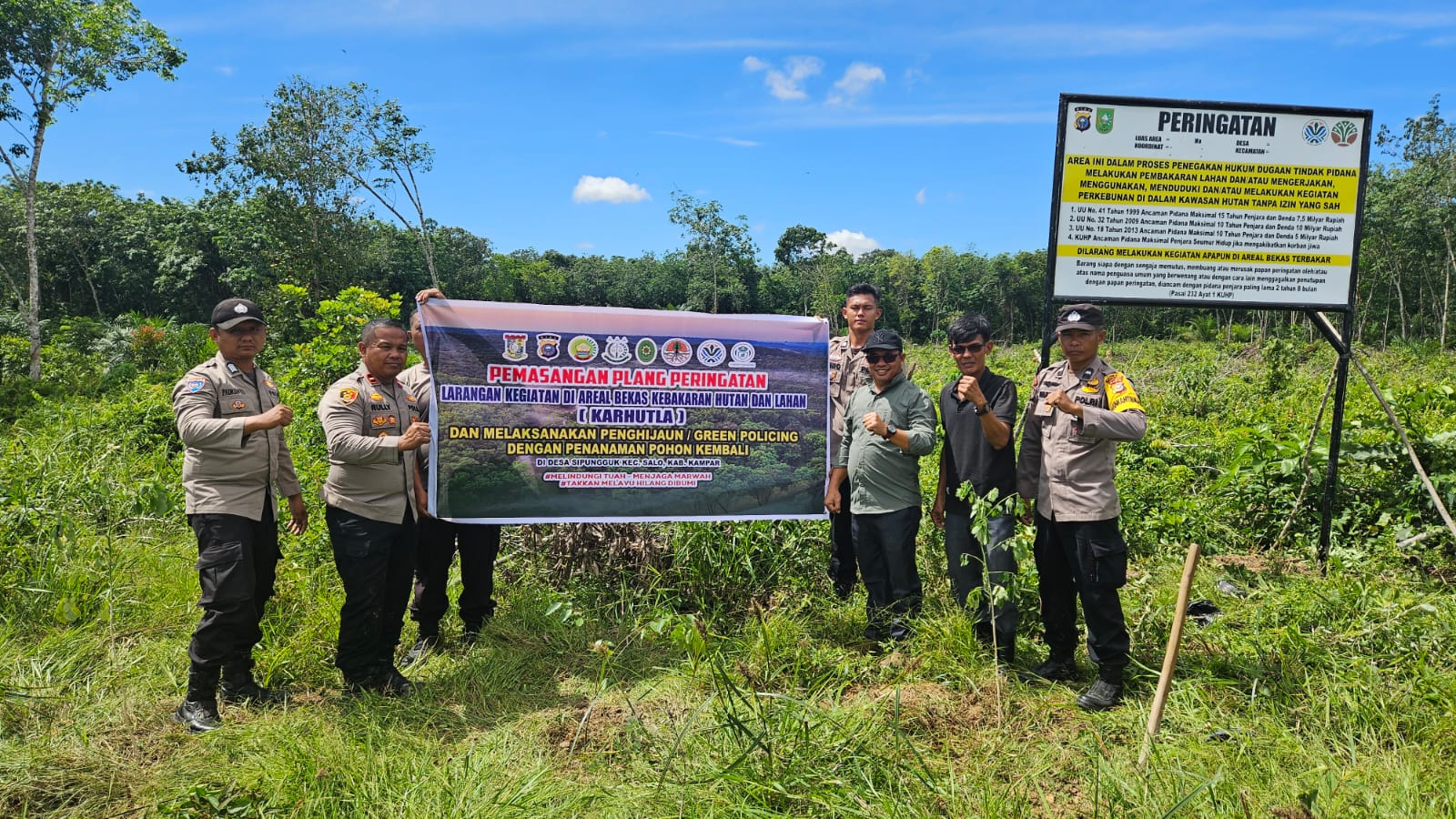 Kapolsek Bangkinang Barat Lakukan Pemasangan Plang Larangan di Lahan Bekas Kebakaran