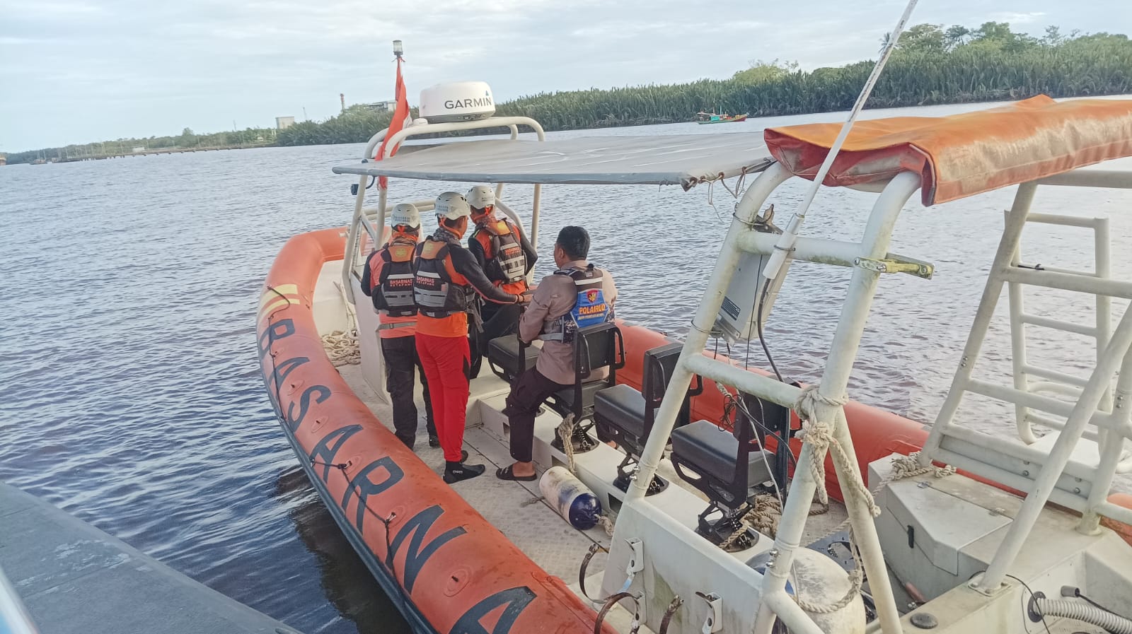 Satpolairud dan Basarnas Laksanakan Evakuasi ABK Kapal yang Dilaporkan Tenggelam di Perairan Muara Laut Ketapang