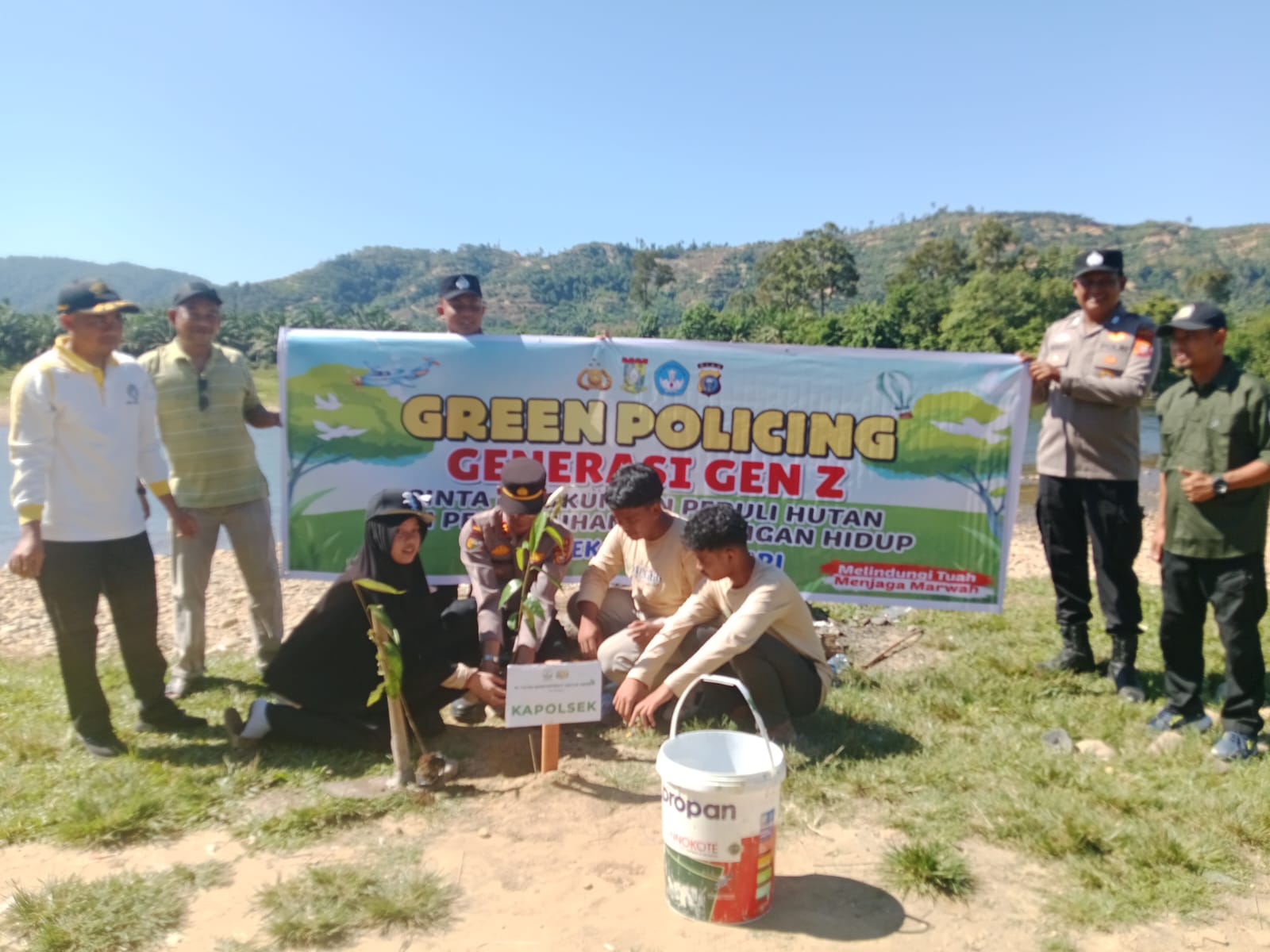 Sinergi Polsek Kampar Kiri dan SMPIT Al Fatih: Green Policing, Go Green, dan Literasi Digital di Desa Gema, Sentuh Hati Masyarakat