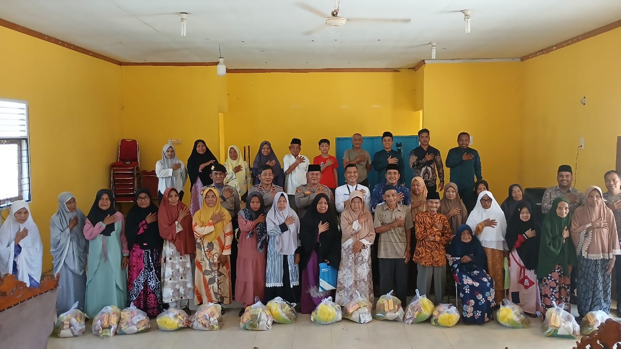 Jumat Berkah, Polsek Kampar ‘Ulurkan Tangan’ di Desa Naumbai, Kapolres : ‘Peduli Sesama, Jalin Silaturahmi’