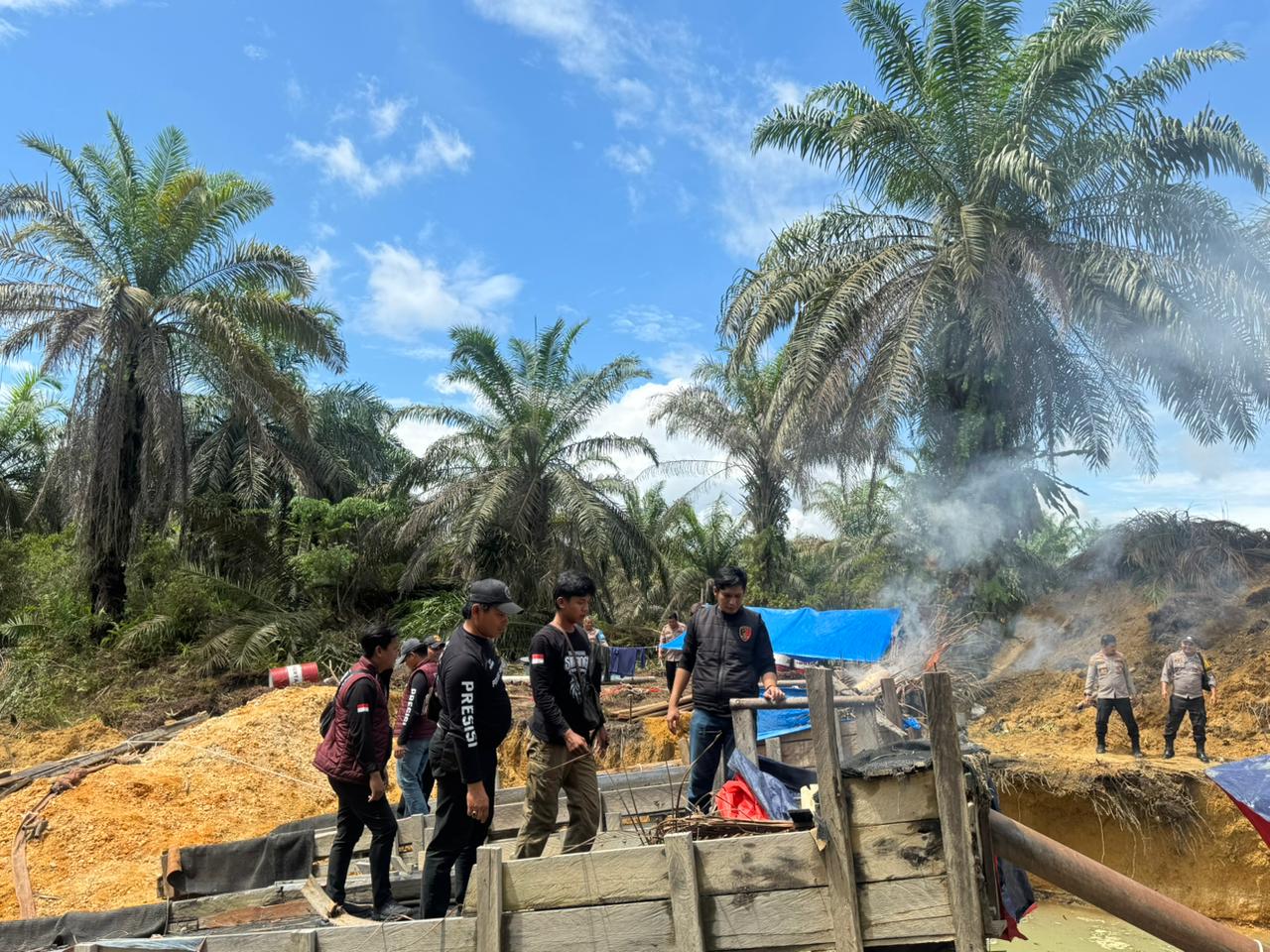 Polsek Singingi Tertibkan Dua Rakit PETI di Sungai Mampek, Kapolres Kuansing : Tidak Ada Ruang bagi Penambangan Ilegal