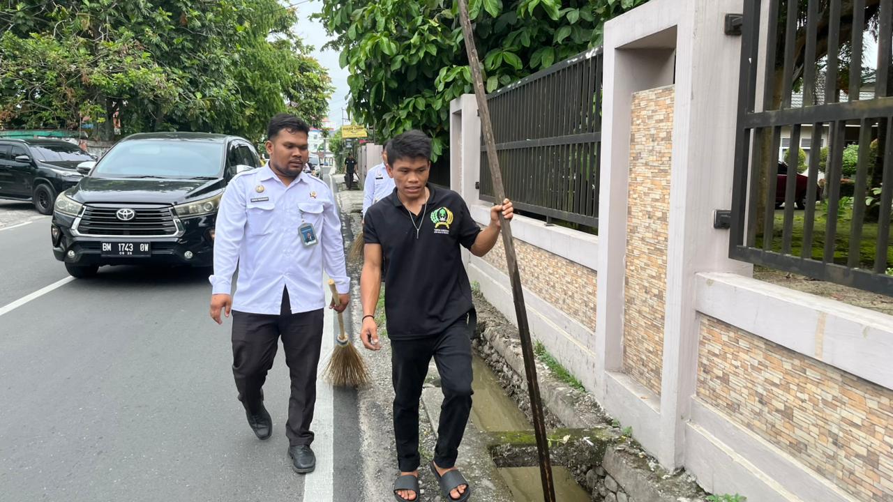 Peduli Kebersihan Lingkungan, Petugas Lapas Pekanbaru Rutin Lakukan Pembersihan Saluran Pembuangan Air