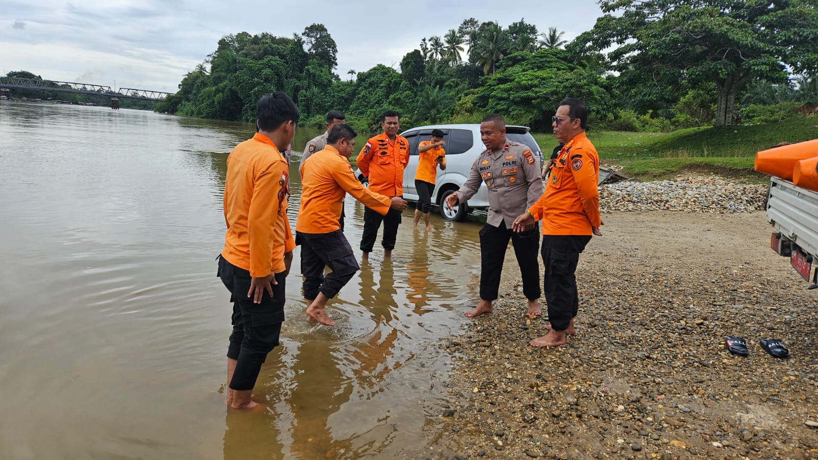 Kapolsek Bangkinang Barat ‘Gencar’ Patroli Sungai Kampar, ‘Pantau’ Debit Air, ‘Siaga’ Bencana, ‘Keselamatan’ Warga Prioritas