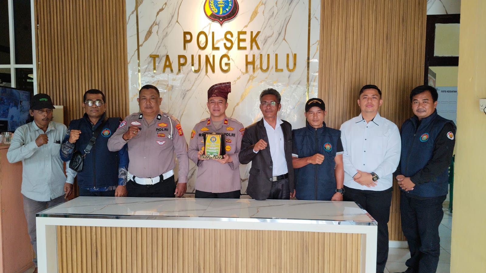Implementasikan MoU Kapolri-Dewan Pers, Kapolsek Tapung Hulu Raih Penghargaan Dari Insan Pers