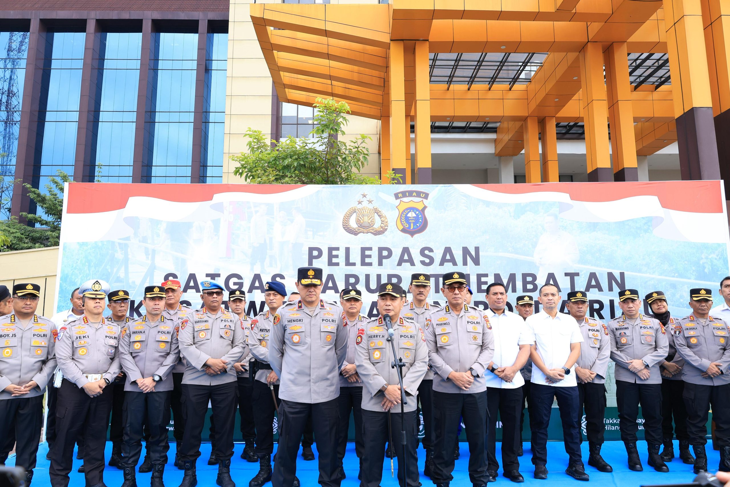 Kapolda Riau Lepas 250 Personel Satgas Bangun Jembatan Merah Putih Presisi