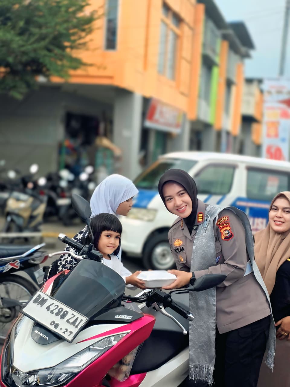 Kasat Lantas Polres Kampar Pimpin Jumat Berkah, Sentuh Hati Pengguna Jalan