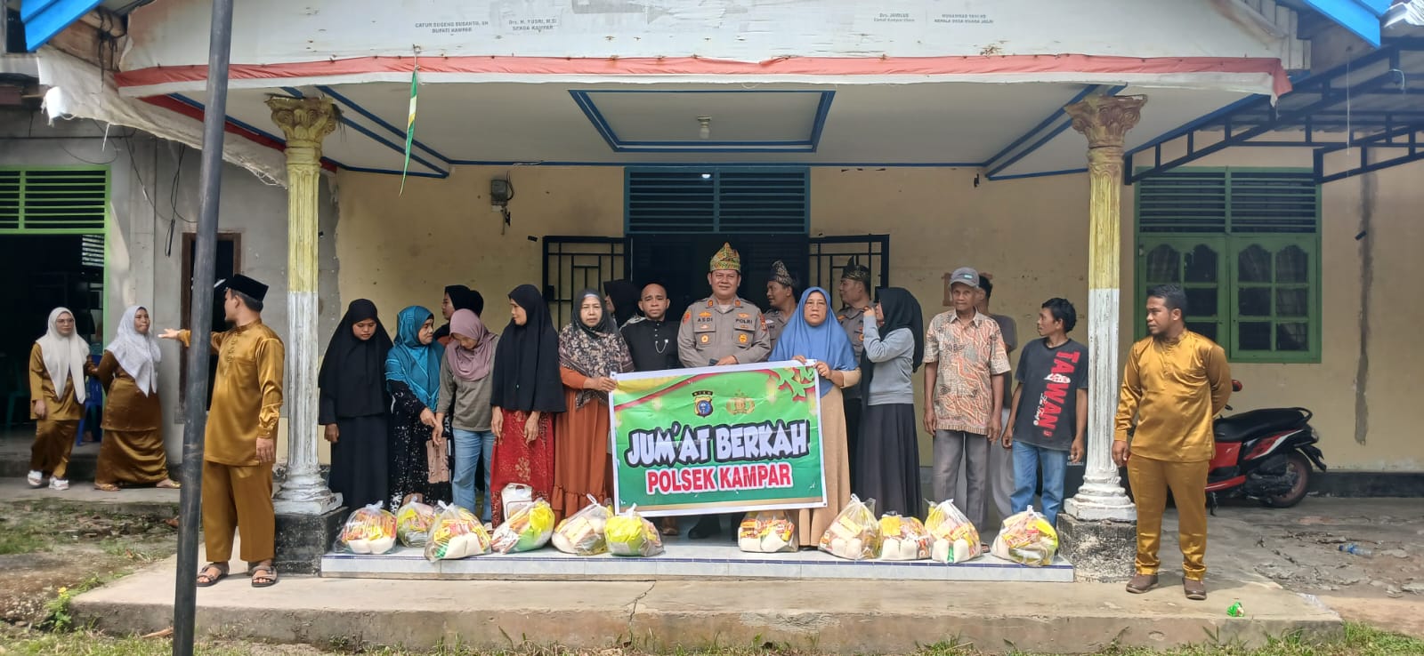 Jumat Barokah, Polsek Kampar Sentuh Hati Masyarakat Muara Jalai, Kapolsek : ‘Silaturahmi Sehatkan Hati, Panjangkan Umur’
