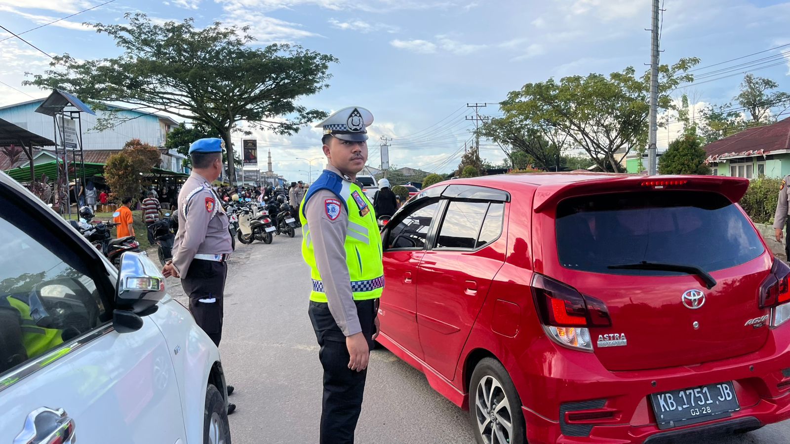 Personel Satlantas Polres Melawi dan Polsek Nanga Pinoh Amankan Pasar Juadah, Pastikan Lalu Lintas Lancar Selama Ramadhan 1447 H
