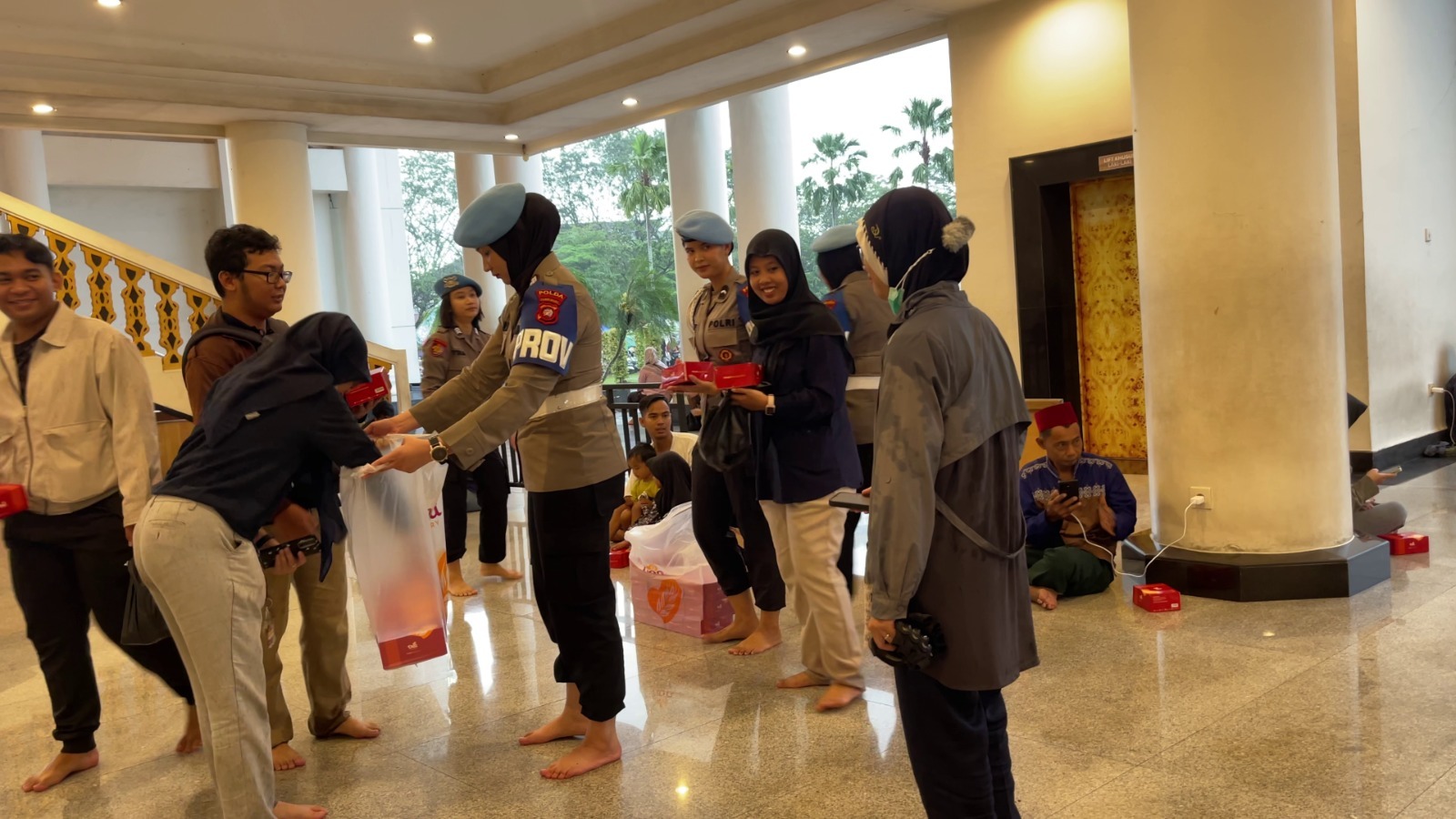 Bid Propam Polda Kalbar Bagikan Ratusan Takjil di Masjid Raya Mujahidin, Pererat Silaturahmi di Bulan Ramadhan