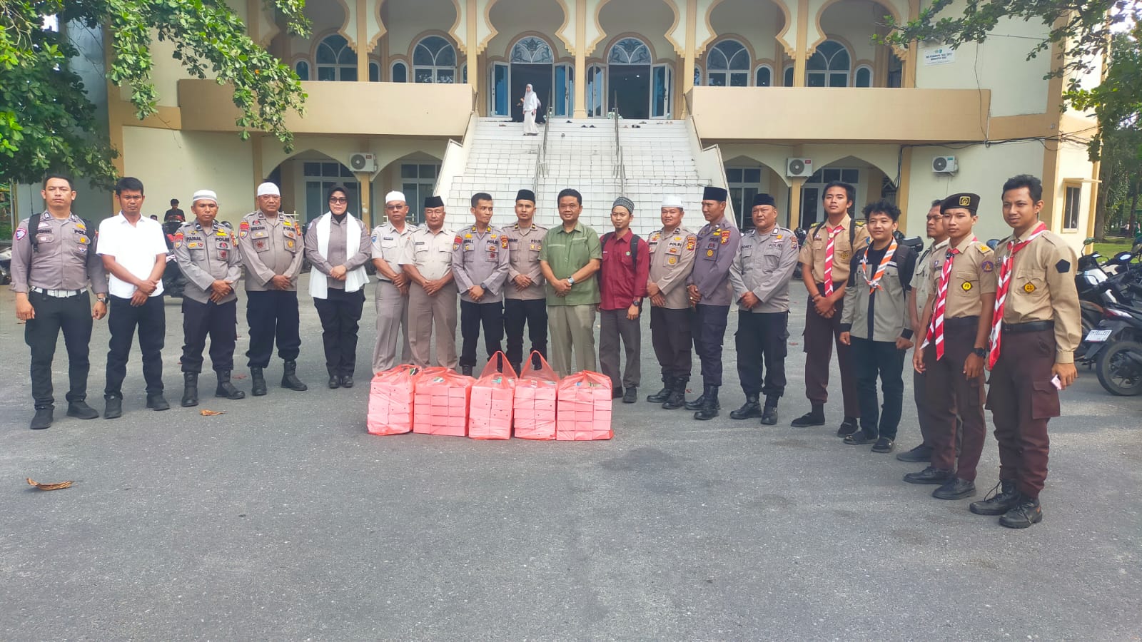 Polda Riau ‘Ngabuburit’ Di Kampus, Bagi-bagi Takjil Ke Mahasiswa