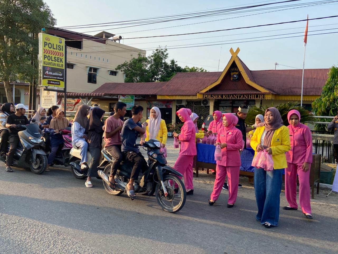Polsek Kuantan Hilir Berbagi Takjil Di Bulan Suci Ramadhan, Wujud Kepedulian Polri Kepada Masyarakat